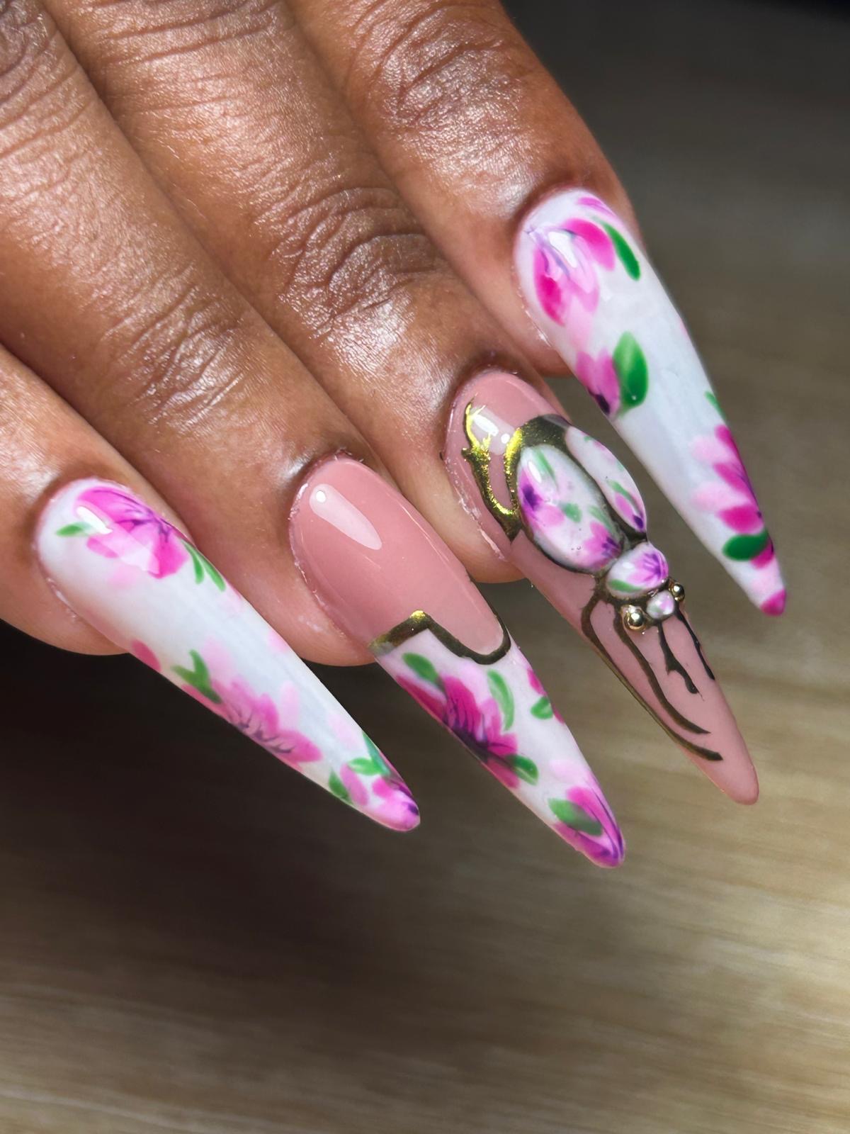 Nail art floral 3D avec motifs roses et scarabée doré